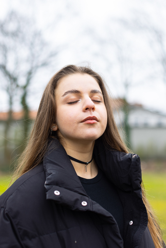 Eine junge Frau mit geschlossenen Augen